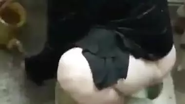Hot Aunty From Karachi Peeing In Front Of Neighbor