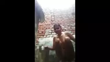 Desi muslim girl outdoor bath MMS