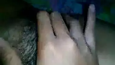 rubbing my desi clit and cumming