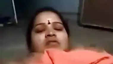 mature aunty showing pussy and fingering in live vid chat