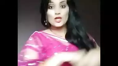Cute housewife bhabhi Heena Kumari exposing navel in transparent saree.