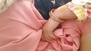 Kinky Desi chick pees in front of the camera for fetish XXX lovers